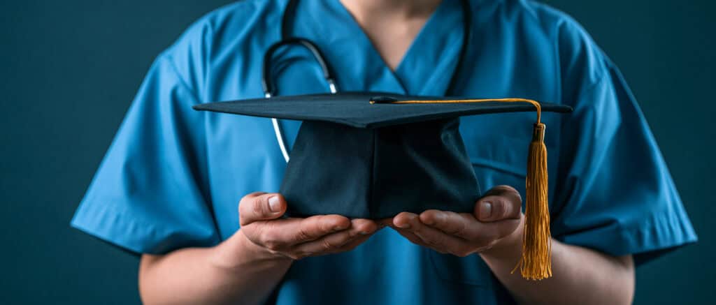 Professionnels de santé et universitaires réunis autour d’une formation médicale, illustrant le rôle des universités, du DPC et de la formation continue en santé