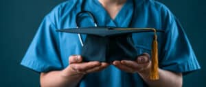 Professionnels de santé et universitaires réunis autour d’une formation médicale, illustrant le rôle des universités, du DPC et de la formation continue en santé